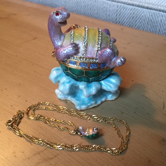 Jewelry - Enamel turtle necklace with matching turtle box